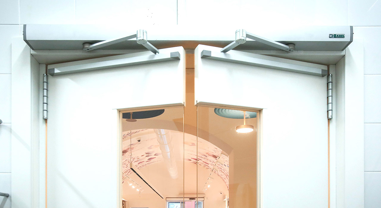 Porta automatica a battente con automazione Next Label