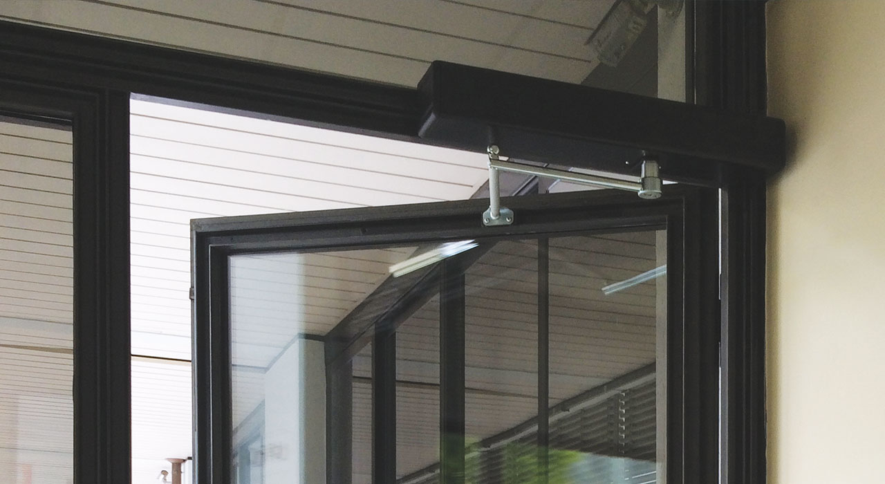 Porta a battente con automazione Neptis