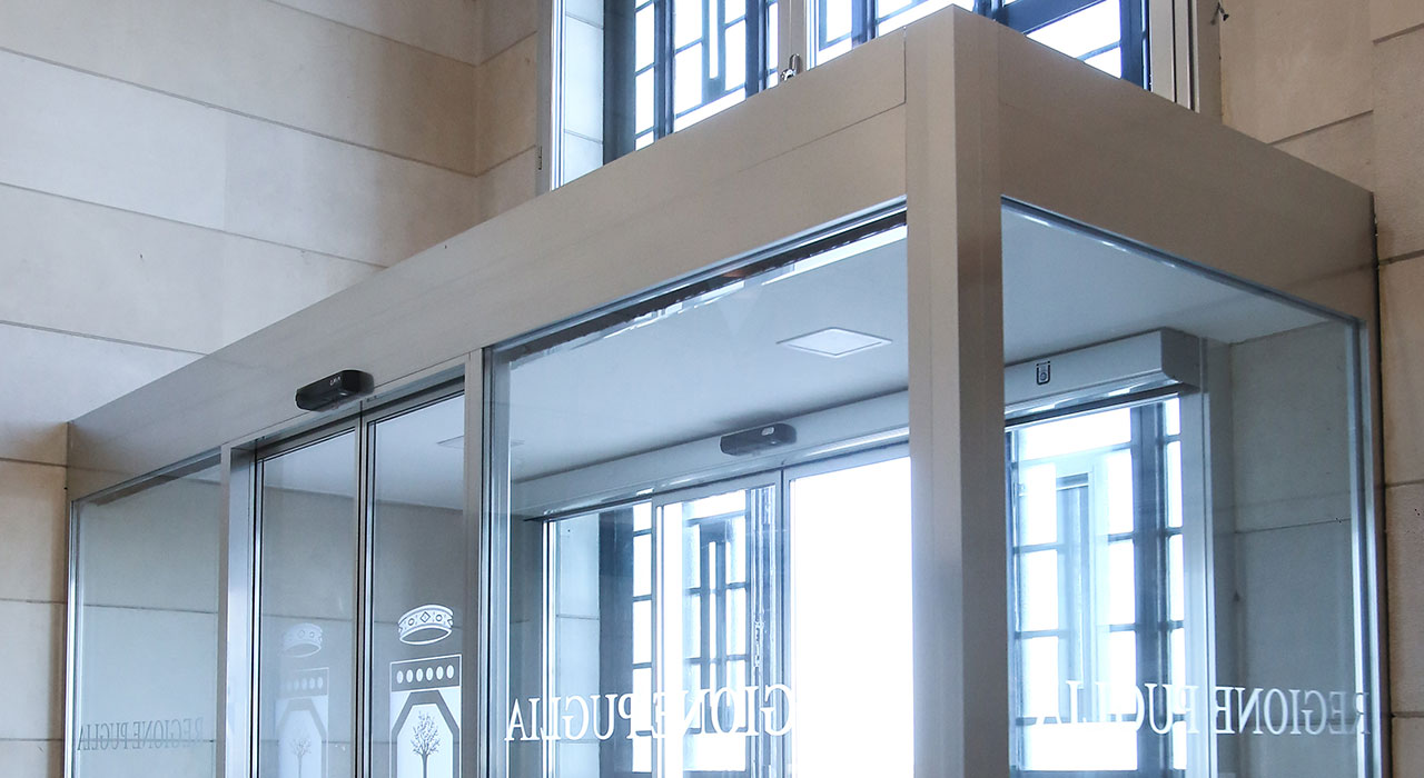 Porta scorrevole automatica in vetro per edifici storici