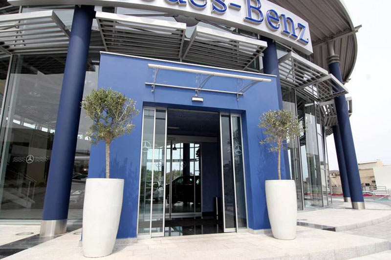 Porta telescopica in vetro per negozio Mercedes