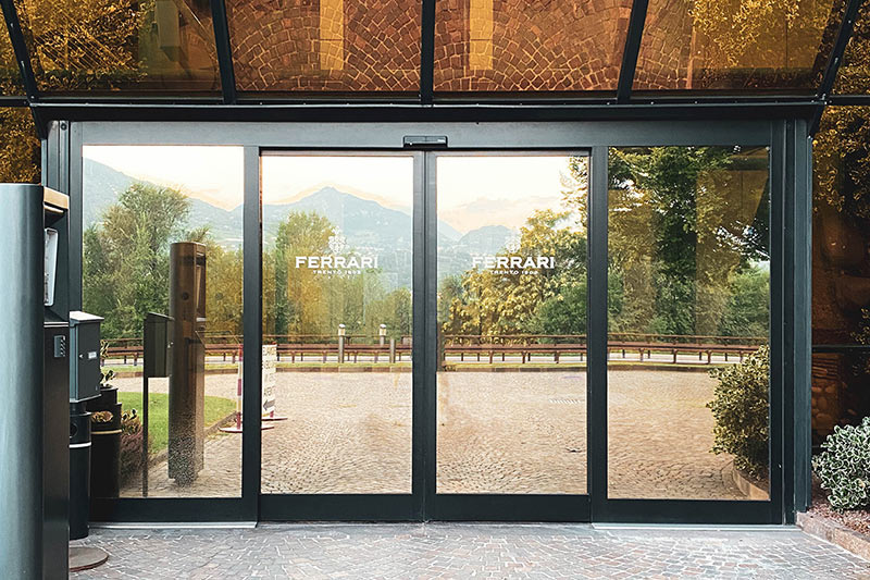 porte scorrevoli automatiche in vetro per Cantine Ferrari
