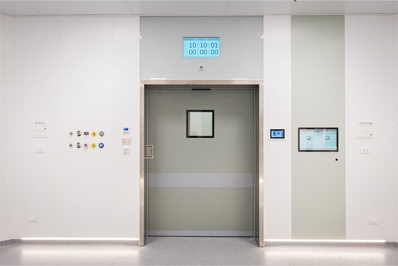 Soluzioni tecnologiche per ambienti sanitari: le porte automatiche ospedaliere LABEL per il Policlinico di Bari 16 Porte automatiche con visiva per il Policlinico di Bari