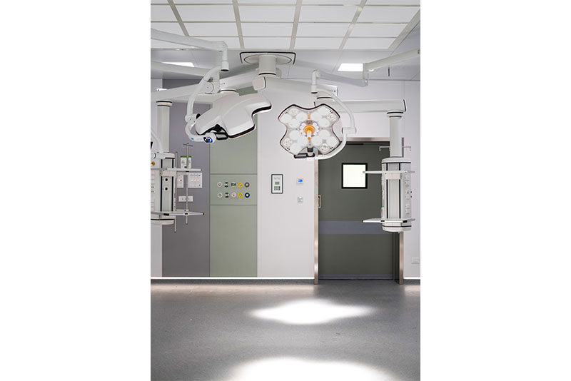 Soluzioni tecnologiche per ambienti sanitari: le porte automatiche ospedaliere LABEL per il Policlinico di Bari 18 Porte automatiche con visiva per il Policlinico di Bari