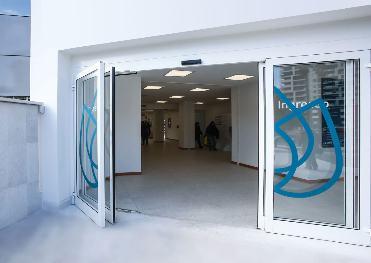una porta a sfondamento integrale all'ospedale Maugeri