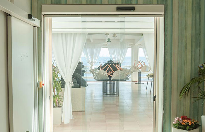 porte automatiche con anta in vetro e profili a filo lucido