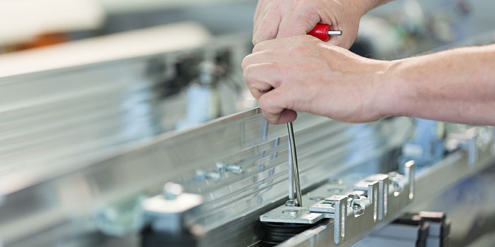 Esempio di montaggio di un operatore per porte automatiche Label