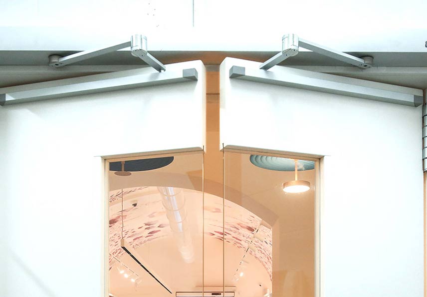 Dettaglio braccetti automazione per porte a battente Label