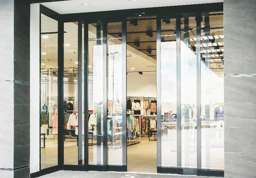 porta automatica salvaspazio telescopica Label in negozio di abbigliamento