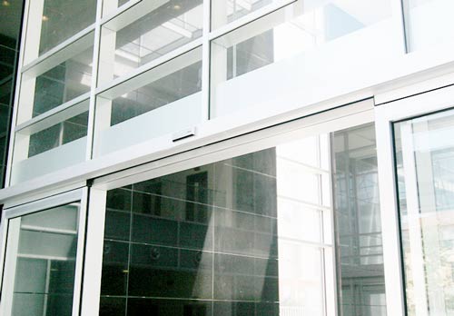 Esempio di porta automatica scorrevole per entrata uffici