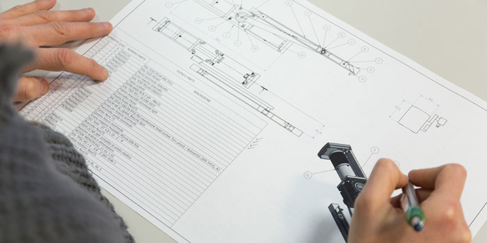 Progettazione per il montaggio e l'installazione di una porta automatica Label