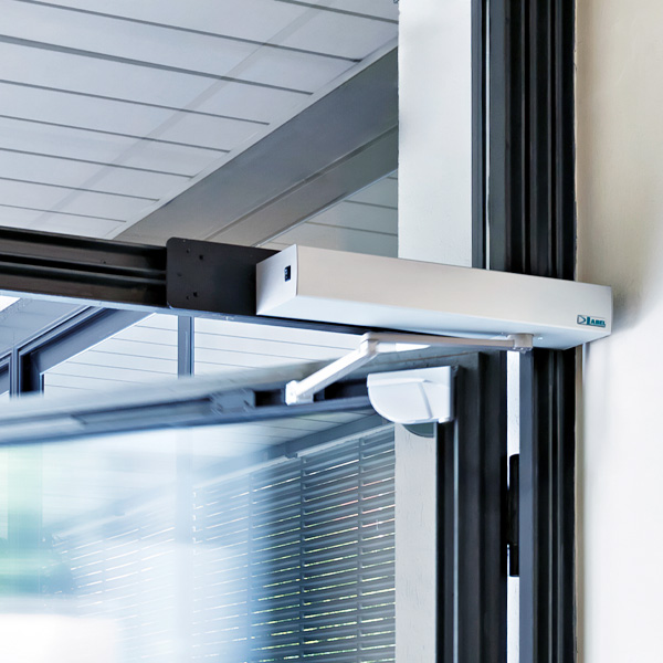 automazione Next300 con braccetto a spingere