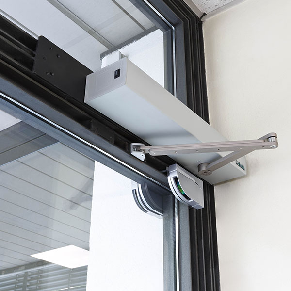 Dettaglio automazione NEXT300 con porta a battente chiusa