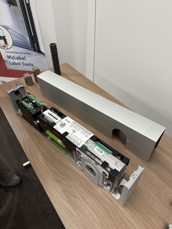 Label ha presentato la sua nuova automazione per porte a battente 3 Automazione per porte a battente NEXT300
