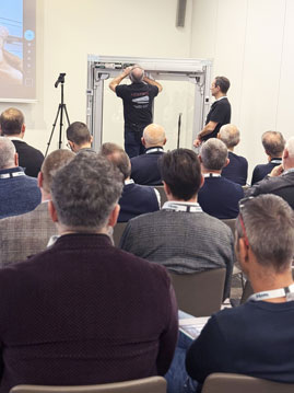 Label ha presentato la sua nuova automazione per porte a battente 2 Dimostrazione Tecnico Label Montaggio Automazione per porte a battente NEXT300