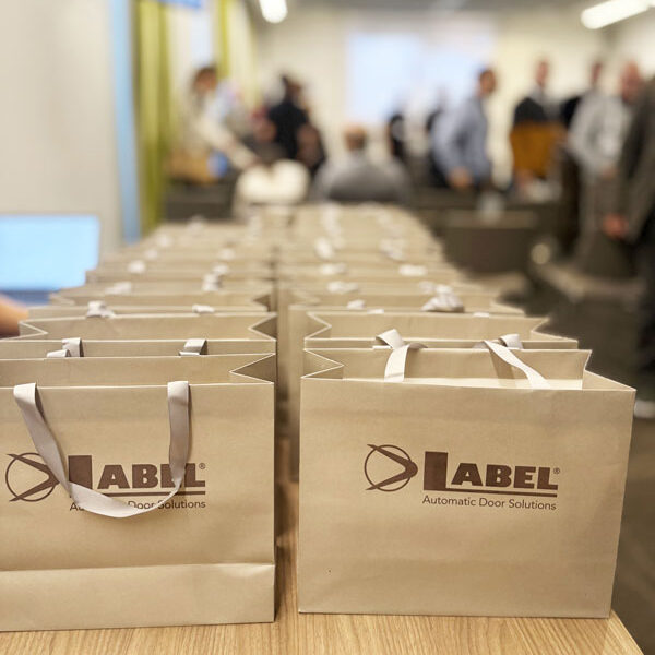 Label ha presentato la sua nuova automazione per porte a battente 10 Gadget per evento Parma presentazione nuova automazione per porte automatiche a battente NEXT300 edited