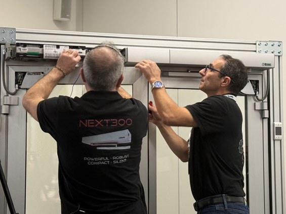 Label ha presentato la sua nuova automazione per porte a battente 6 Montaggio Tecnici Label sulla nuova automazione per porte a battente NEXT300