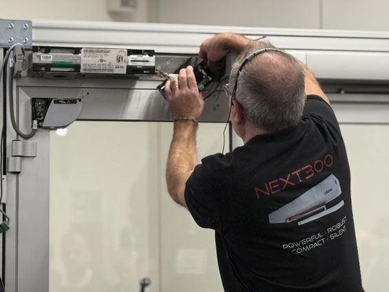 Home 14 Montaggio Tecnico Label Automazione per porte a battente NEXT300